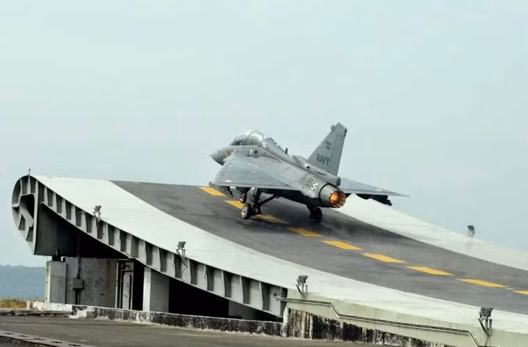 Máy bay tiêm kích hạng nhẹ LCA Tejas của Ấn Độ cất cánh từ boong phóng kiểu nhảy cầu. Cuộc bay này có thể là minh chứng rõ ràng cho thấy tương lai gần Ấn Độ sẽ đưa tiêm kích nội địa này lên tàu sân bay.