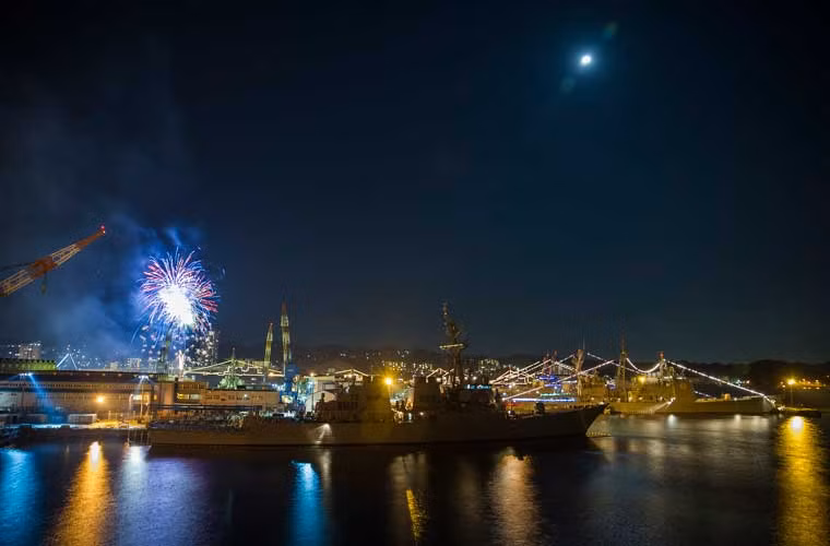 Căn cứ hải quân hỗn hợp Mỹ - Nhật Yokosuka rực sáng bởi đèn trang trí cùng pháo hoa trong thời khắc giao thừa, chào 2015.