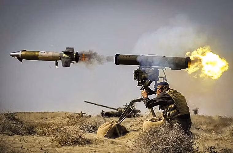 Khoảnh khắc quả đạn tên lửa chống tăng Kornet của Quân đội Iran rời bệ phóng hướng tới mục tiêu.