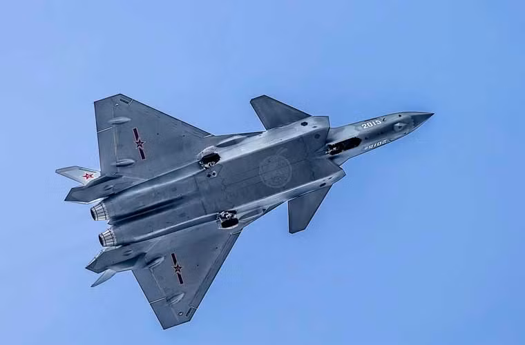 Một bức ảnh được truyền thông Trung Quốc đăng tải cho thấy mẫu thử mới nhất của chương trình tiêm kích tàng hình J-20 mang số hiệu 2015 đã bay thử.