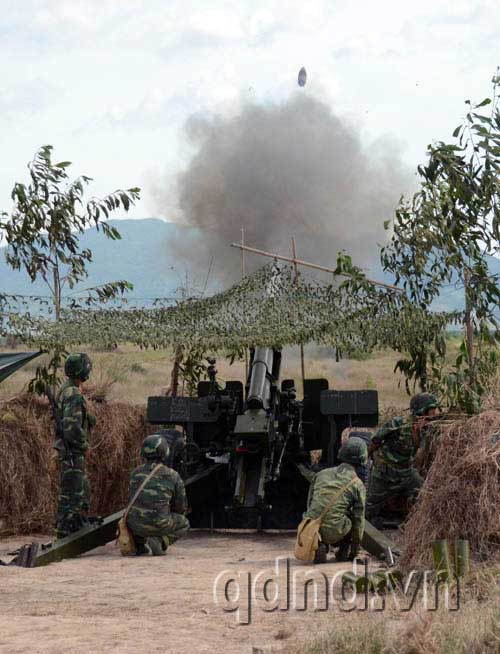 Còn đây là viên đạn lựu pháo M101 105mm đang rời nòng sau khi ấn cò.