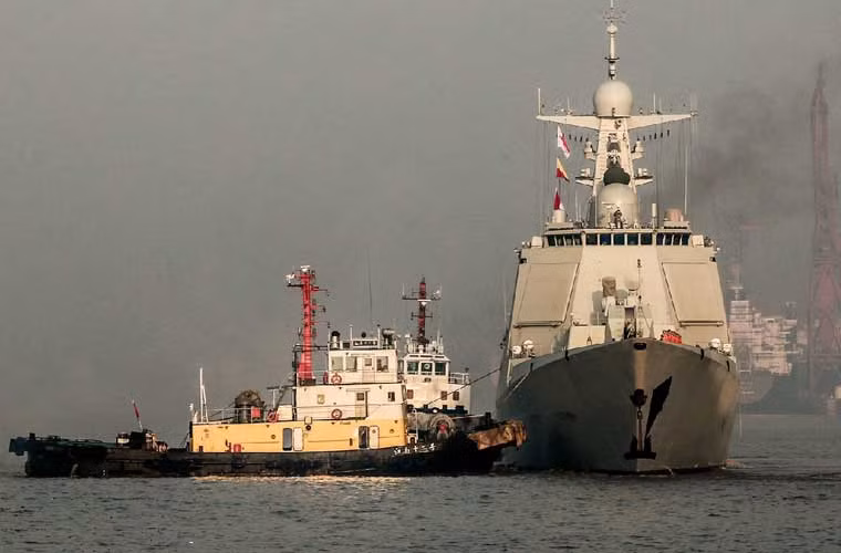 Một hình ảnh cũng do dân mạng Trung Quốc chụp cho thấy tàu khu trục phòng không tối tân nhất nước này Type 052D thứ 2 đã được hoàn thành, và đang ra biển thử nghiệm.