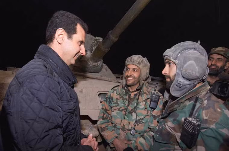 Hình ảnh mới nhất về Tổng thống Syria Bashar al-Assad trong chuyến thăm đơn vị thiết giáp bảo vệ thủ đô Damascus.