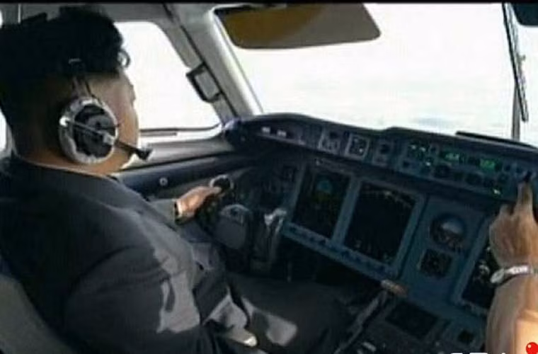 Một trong những hình ảnh thu hút nhiều sự chú ý nhất tuần qua là việc nhà lãnh đạo Kim Jong-un ngồi sau cần điều khiển chuyên cơ An-148.