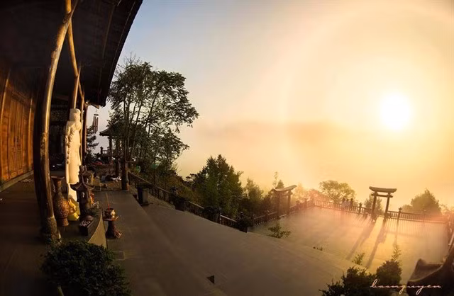 Trên một số diễn đàn du lịch, nhiều thành viên đã chia sẻ MV Lạc Trôi của Sơn Tùng MTP và nhanh chóng phát hiện địa điểm, nơi thực hiện các cảnh quay ấn tượng nhất trong đó. Và nó không phải ở nước ngoài giống như nhiều suy đoán trước đó, mà là ở Lâm Đồng, Việt Nam. Tên của địa danh này Linh Quy Pháp Ấn - một ngôi chùa rất nổi tiếng. Ảnh: Hoang Nguyen.