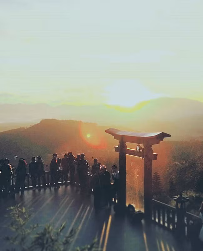 Sân chùa Linh Quy Pháp Ấn nằm hướng ra khoảng không gian núi đồi hùng vĩ, mang nhiều chi tiết kiến trúc rất đẹp mắt với điểm nhấn là lan can và những ô cửa cao làm bằng gỗ. Đặt chân đến đây, các bạn trẻ sẽ được tận hưởng cảm giác "lạc trôi" không khí trong lành và hòa mình vào đất trời, cây cỏ... Ngoài ra khung cảnh đẹp, lối xây dựng bắt mắt ở đây cũng là trở thành phần hậu cảnh tuyệt vời trong những bức ảnh chia sẻ trên mạng xã hội của các bạn trẻ mê pose hình. Ảnh: @pmpatama85.