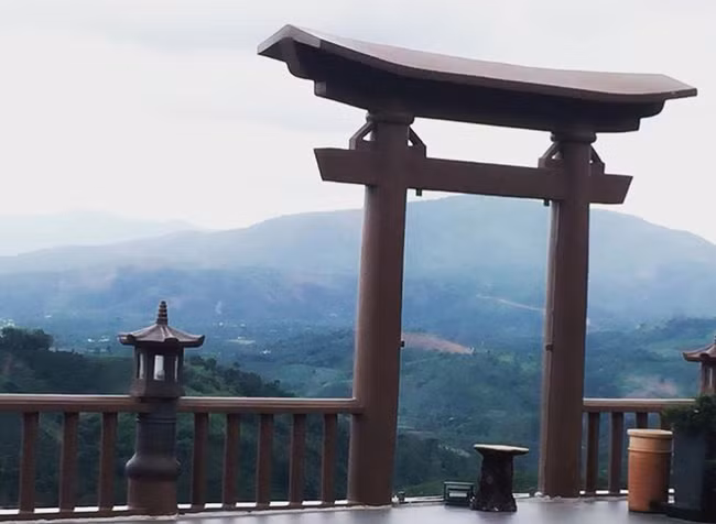 Ngoài khu vực sân chùa, khi đến chùa Linh Quang Pháp Ấn, các bạn trẻ còn có thể đến Quán Chiếu Đường. Đây là địa chỉ được nhiều người tìm đến khi viếng chùa vì có kiến trúc độc đáo mang vẻ hoài cổ với những trụ gỗ và những chiếc đèn vàng. Ảnh: @hhau1806.