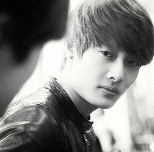 Khương Duy từng là sinh viên trường Cao đẳng Nghệ thuật Hà Nội và hiện đang là du học sinh Ngoại ngữ và Kinh doanh tại trường Thương mại và Ngoại Ngữ Washington, Singapore.