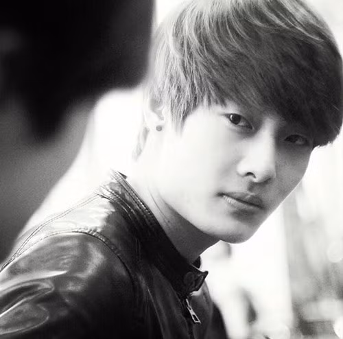 Khương Duy từng là sinh viên trường Cao đẳng Nghệ thuật Hà Nội và hiện đang là du học sinh Ngoại ngữ và Kinh doanh tại trường Thương mại và Ngoại Ngữ Washington, Singapore.