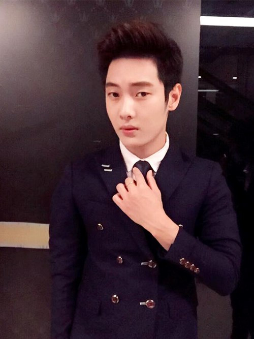 Ngoài thời gian học tập, nam du học sinh điển trai này còn tập gym, đi bơi và làm thêm. "Hiện tại, mình đi hát tại các phòng trà, vừa để kiếm thêm thu nhập phục vụ cho việc học vừa để được hát mỗi ngày là niềm mơ ước của mình".