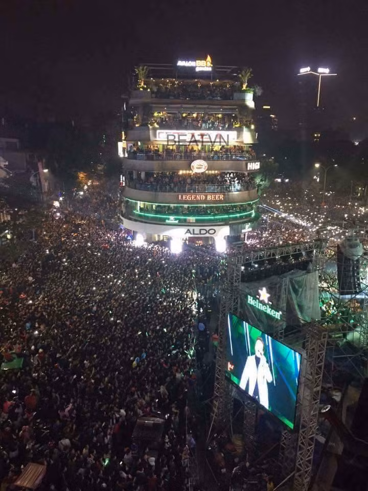 Mang tính chất thường niên và đã được quảng bá từ nhiều ngày trước nên sân khấu lễ hội đếm ngược ở khu vực quảng trường Đông Kinh Nghĩa Thục, đã thu hút cả một "biển người" đổ về đây từ 19h-20h tối 31/12. Dù chưa đến khoảnh khắc giao thừa nhưng khu vực Hồ Gươm, tại các sân khấu chính tổ chức đếm ngược đã chật cứng người. Những hình ảnh chụp từ trên cao thế này thực sự đã cho thấy mức độ đông đúc, chật chội diễn ra trong buổi tối ngày hôm qua.