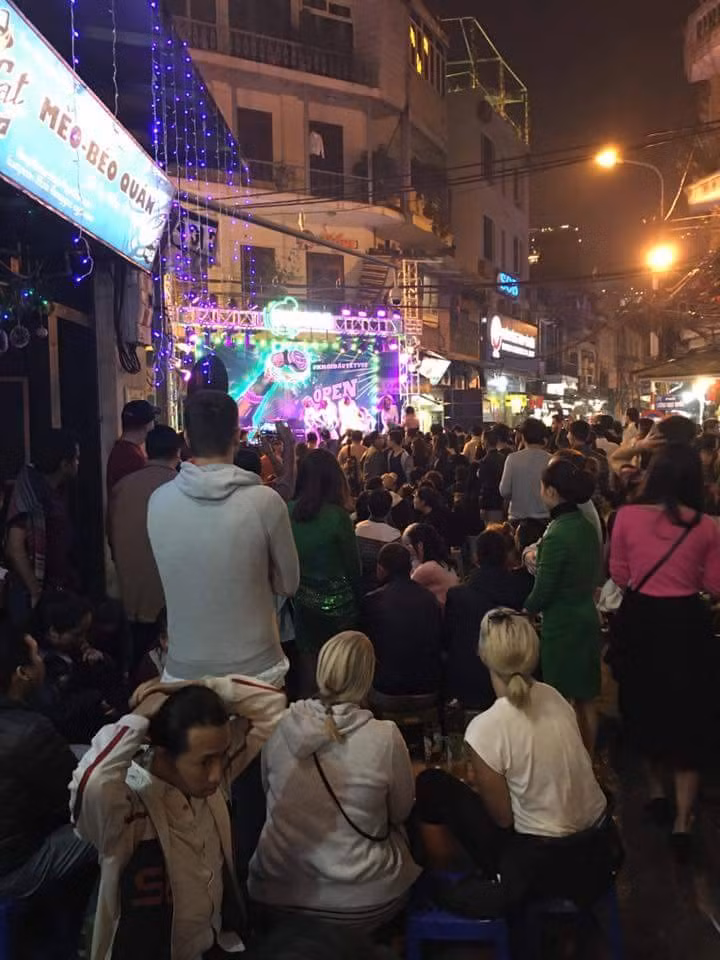 Tại khu vực phố cổ, phố Tây... một số sân khấu nhỏ cũng được dựng lên tại các ngã tư Tạ Hiện - Hàng Bạc, Đào Duy Từ - Mã Mây... thu hút đông đảo người dân, khách du lịch, người nước ngoài đổ về đây vui chơi, đón năm mới. Và tại đây không gian cũng chật chội không kém gì so với các tuyến phố trung tâm. Ảnh trong bài: Beat.vn/Lặng nhìn cuộc sống.