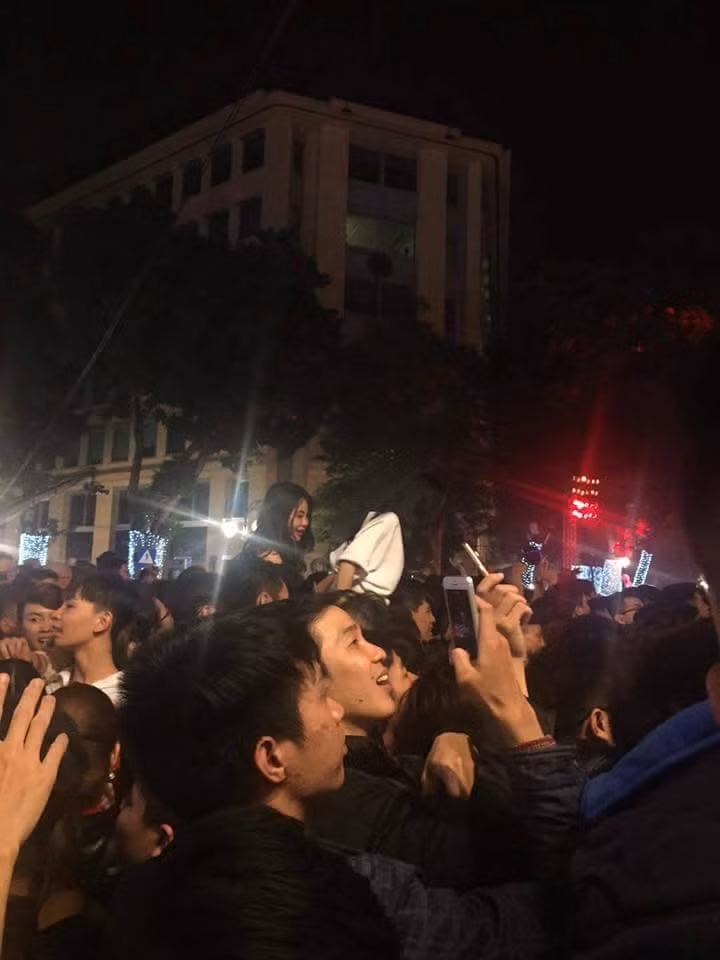Giữa một "biển người" việc xem và tận hưởng những màn biểu diễn, ca nhạc đặc sắc do các DJ, ca sĩ nổi tiếng thể hiện của người dân Thủ đô, giới trẻ cũng gặp phải vô vàn khó khăn. Và dù chật chội, ngột ngạt giữa đám đông nhưng nhiều bạn trẻ vẫn tỏ ra rất hào hứng, bám trụ sự kiện đến cùng để chờ đón khoảnh khắc giao thừa cùng người thân, bạn bè.
