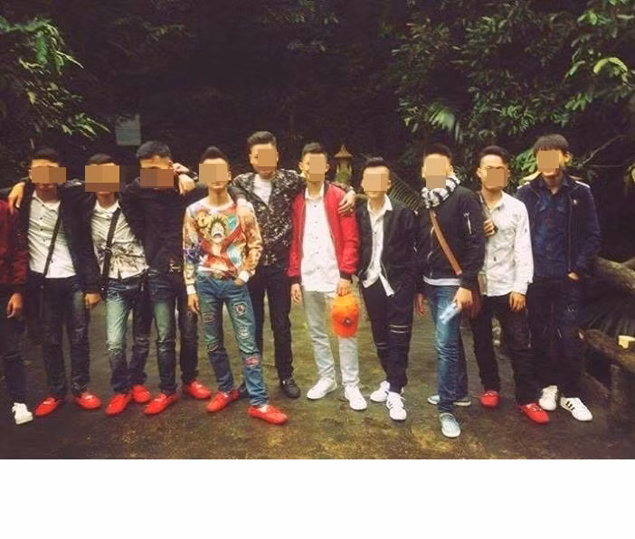 Những hình ảnh một dàn nam thanh niên mặc quần jean rách, ông côn, dưới chân mang đôi giày lười màu đỏ có phần nơ tua rua ở gần mũi giày... thường xuyên xuất hiện trên các fanpage giải trí và bị đem ra làm trò cười trong suốt thời gian qua.