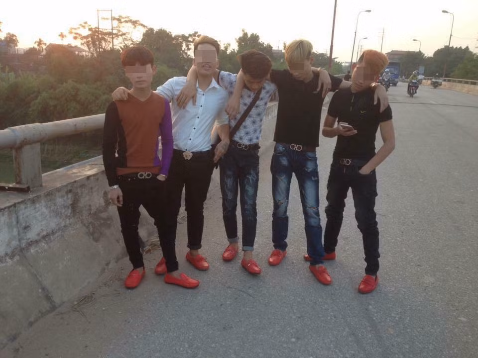 Kiểu dáng phổ biến nhất trong cơn sốt đi giày đỏ là kiểu giày lười không dây, nhái theo dáng một số sản phẩm đến từ các thương hiệu nổi tiếng như Gucci, Chanel, D&amp;G... Dù rất nổi bật, trang nhã nhưng với màu sắc đỏ rực, nhiều chàng trai đã khiến ngoại hình của mình trở nên khá "sến" khi diện giày đỏ kết hợp với những trang phục "lạc quẻ", không phù hợp.