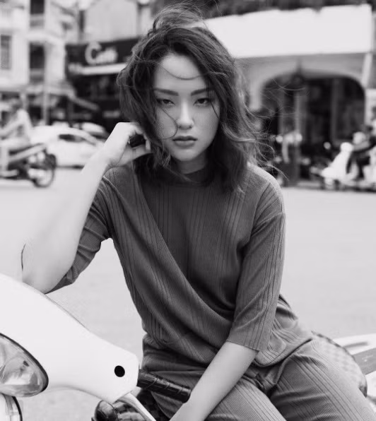 Tuy nhiên làm diễn viên chỉ là một "nghề tay trái" của Hồ Thu Anh. Hiện tại, công việc chính của cô là làm lễ tân tại nhà hàng trong một khách sạn ở Hà Nội - công việc cũng đòi hỏi rất cao về mặt ngoại hình.