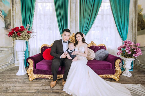 Cô dâu “lãi lớn” trong bộ ảnh cưới này là Đào Hương Trà (sinh năm 1992, quê Thanh Hóa). Trong khi quan niệm “ ăn cơm trước kẻng” vẫn khiến nhiều người e dè thì cô gái 25 tuổi lại xem đó là chuyện đáng mừng, bởi: “Vừa được cưới hai chú rể lại vừa có thể cho con dự hôn lễ của bố mẹ”. Thế nhưng, để có hạnh phúc viên mãn này, Hương Trà từng phải chịu đựng ánh mắt dè bỉu, những lời bàn tán, gièm pha của thiên hạ. Cô từng chứng kiến bố mẹ đẻ khóc lóc, cúi mặt khi thấy con gái mình “không chồng mà chửa”.