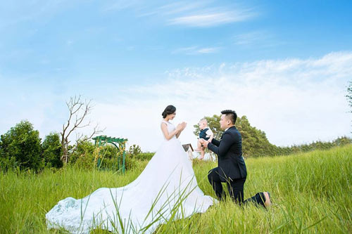 “Trước đó, mình không chia sẻ bất cứ hình ảnh yêu đương nào lên Facebook nên khi đăng ảnh con, bạn bè sốc toàn tập. Có người còn nghĩ mình “sống ảo”. Kể ra thì cũng liều nhưng được cái số mình may, gặp được chồng và bố mẹ chồng tốt”, bà mẹ một con cười chia sẻ.