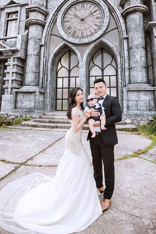 Cách đây 3 năm, Trà quen một chàng trai hơn mình 6 tuổi qua Zalo. Thấy trò chuyện hợp ý, hai người gặp mặt và nhanh chóng "phải lòng". Một năm sau đó, cô nhận lời làm nhân viên cho cửa hàng trang trí của anh chàng này. “Lửa gần rơm lâu ngày cũng bén”, Hương Trà có bầu với bạn trai. Khi biết mình mang thai, cô rất lo lắng, phần vì nghĩ đến bố mẹ không hề biết con gái mình đang “sống thử”, phần vì người yêu đang ở giai đoạn kinh tế khó khăn, chưa sẵn sàng lập gia đình.