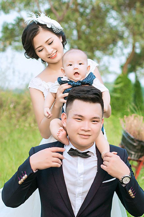 5 tháng sau đó, Trà chính thức lên xe hoa, ngày trọng đại có sự xuất hiện của cậu con trai nhỏ càng thêm đặc biệt. Đứng cạnh hai chú rể - hai người đàn ông quan trọng nhất cuộc đời, cô thầm cảm ơn số phận đã cho mình gặp đúng người, đúng thời điểm.