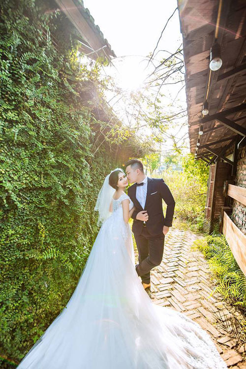 Phải đến khi gia đình nhà trai về tận quê gặp bố mẹ cô xin phép hoãn cưới, mọi chuyện mới êm xuôi. Hương Trà gạt ngoài tai những lời gièm pha, an tâm dưỡng thai và sinh con. Tháng 4/2016, cô hạ sinh quý tử đầu lòng.