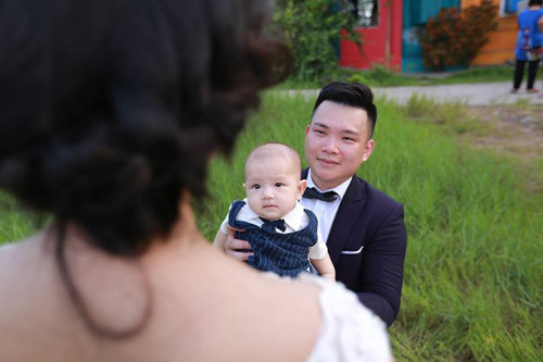 “Anh ấy chỉ nói đúng một câu: “Chúng mình cùng đẻ cùng nuôi”. Còn bố mẹ mình thì kêu than, khóc lóc nhiều lắm, chỉ sợ không ngẩng mặt lên được”. Sau một thời gian ăn không ngon, ngủ không yên, ông bà chốt lại: “Bầu rồi thì cưới”, Trà kể. Thế nhưng, mọi việc không hề đơn giản như câu nói “bầu thì cưới”. Bố mẹ chồng tương lai của cô ngăn cản chuyện kết hôn chỉ vì “năm nay không được tuổi”. Cô lo lắng gấp bội khi nghĩ đến bố mẹ, lo sợ họ phải đối mặt dị nghị xóm làng.