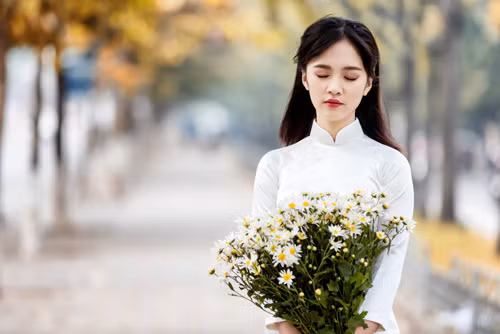 Khác với vẻ nhí nhảnh, hồn nhiên thường thấy, trong bộ ảnh này Hà Anh luôn mang vẻ mặt đượm buồn