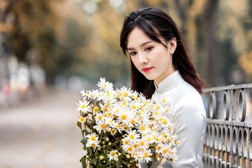 Mới đây, Hà Anh vừa chia sẻ bộ ảnh xinh đẹp trên phố ngày cuối đông. Diện áo dài trắng thướt tha, gương mặt trang điểm nhẹ nhàng, hot girl Hà thành khoe vẻ đẹp dịu dàng, đằm thắm bên cúc họa mi.