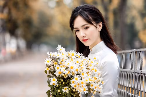 Mới đây, Hà Anh vừa chia sẻ bộ ảnh xinh đẹp trên phố ngày cuối đông. Diện áo dài trắng thướt tha, gương mặt trang điểm nhẹ nhàng, hot girl Hà thành khoe vẻ đẹp dịu dàng, đằm thắm bên cúc họa mi.