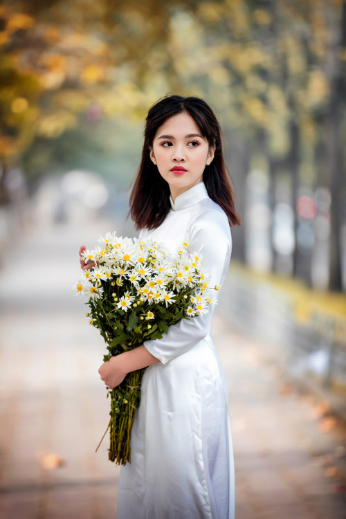 Khác với vẻ nhí nhảnh, năng động thường thấy, trong bộ ảnh này Hà Anh luôn mang khuôn mặt đượm buồn. Sự e ấp, dịu dàng của cựu nữ sinh trường Amsterdam kết hợp với vẻ tinh khôi của cúc họa mi tạo nên vẻ đẹp say lòng người.