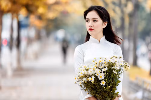 "Cô con chồng ngỗ ngược" nay đã ra dáng thiếu nữ xinh đẹp, trưởng thành.