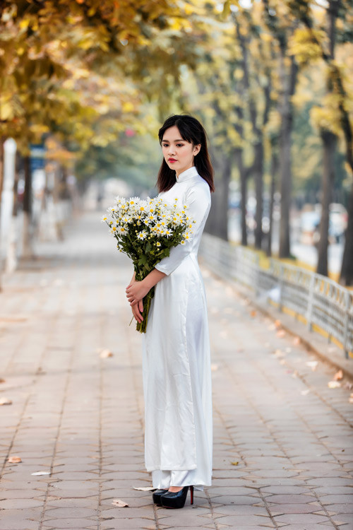 Hot girl Hà thành ôm bó cúc họa mi tinh khôi, tạo nên vẻ đẹp say lòng người.