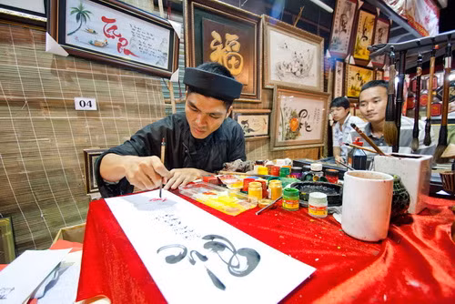 Cũng có những bạn trẻ vì nặng lòng với Tết xưa mà đem những hiểu biết, ký ức của mình để tái hiện lại một phần nào đó những hình ảnh giản dị của thời Tết còn nghèo khó, còn kém xung túc.