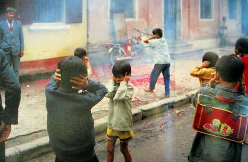 Hình ảnh đường phố đầy xác pháo đỏ hồng có lẽ chỉ còn lại trong tâm thức của số ít những bạn trẻ 8X và 9X đời đầu. Và mỗi khi nhắc đến ngày xuân vắng tiếng pháo nổ, nhiều người vẫn còn bùi ngùi, tiếc nuối, nhưng vẫn gật gù, chấp nhận vì quá khứ và hiện tại đã thay đổi quá nhiều.