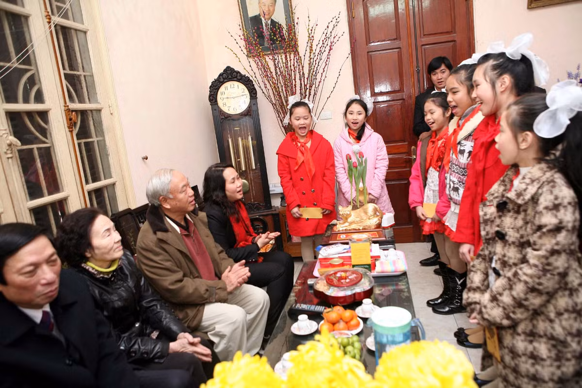 Nhưng việc có hiểu biết về Tết xưa, giữ nó trong lòng và có thể truyền lại cho những lứa trẻ theo sau cũng là một công việc nên làm của các bạn trẻ. Để Tết truyền thống ngày xưa vẫn nằm mãi trong ký ức, để những nét đặc trưng của dân tộc, đất nước vẫn mãi được giữ gìn. Ảnh trong bài: Thời đại/VHVN.