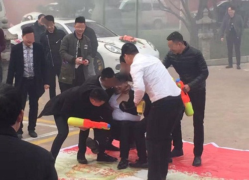 Những nghi thức này đa phần là các trò "chơi khăm". Độ oái oăm của nghi thức phụ thuộc vào độ thân thiết của chú rể và bạn bè. Thông thường, càng thân thiết, chú rể sẽ càng phải chịu khổ. Tuy nhiên, nếu muốn được chúc phúc, được may mắn trong cuộc sống hôn nhân và đường con cái sau này, chú rể buộc phải trải qua màn "nháo động phòng" mà không được phép từ chối. Thậm chí, cô dâu cũng không được ra mặt giúp đỡ.