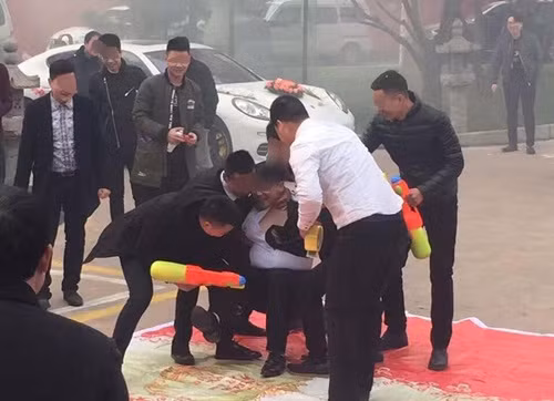 Những nghi thức này đa phần là các trò "chơi khăm". Độ oái oăm của nghi thức phụ thuộc vào độ thân thiết của chú rể và bạn bè. Thông thường, càng thân thiết, chú rể sẽ càng phải chịu khổ. Tuy nhiên, nếu muốn được chúc phúc, được may mắn trong cuộc sống hôn nhân và đường con cái sau này, chú rể buộc phải trải qua màn "nháo động phòng" mà không được phép từ chối. Thậm chí, cô dâu cũng không được ra mặt giúp đỡ.