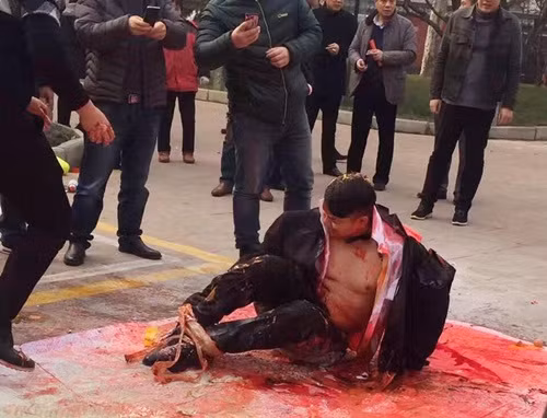 Tại Khúc Giang mới đây, chú rể tội nghiệp này đã bị bạn bè xé rách quần áo, trói hai chân, hai tay bằng băng dính sau đó bị đổ giấm, nước tương, mực đỏ, bột mỳ lên người. Khi chưa thấy đủ thử thách, những người bạn còn lấy cả bình cứu hỏa để xịt khí bọt vào người chú rể, khiến chú rể kinh hãi.