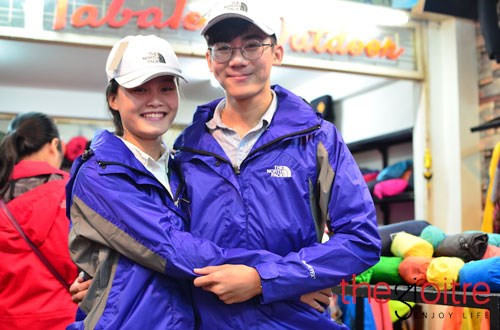 Một bạn nữ đến sự kiện cùng cậu bạn thân, và sau chương trình đã chia sẻ trên Facebook cá nhân: “Sáng thứ 5 tự nhiên bắt tao chạy tới Phan Châu Trinh, bắt tau đi một mình, làm vẻ mặt nghiêm trọng. Tới thì thấy mi đang đứng xếp hàng, thì ra là vì cái áo free. Nhận số thứ tự rồi mi kéo tao vào cầm hết cái ni đến cái khác hỏi tới hỏi lui. Check in #coiaochonguoithuongyeu” mi lại lúng ta lúng túng. Nhưng tau cảm thấy rất vui. Nói chung là cảm ơn mi nhiều lắm. Mãi iu!!”