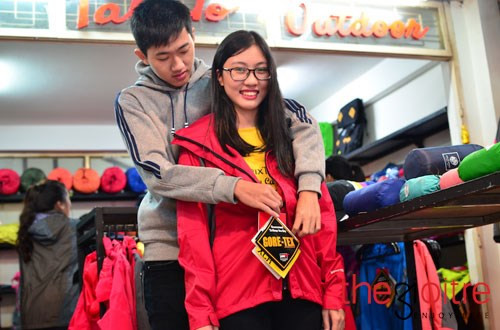 Cảm giác tự tay mặc chiếc áo cho người thương, được ghi dấu lại thực sự là một kỉ niệm đầy tính nhân văn. Một câu tâm đắc nhất của một cậu bạn “cởi” áo và mặc cho mẹ, nước mắt cứ trực trào mà miệng thì nhoẻn cười không ngớt, đã tâm sự: “Đã có người yêu thương, sao không làm cho họ thêm cảm giác được thương yêu?”