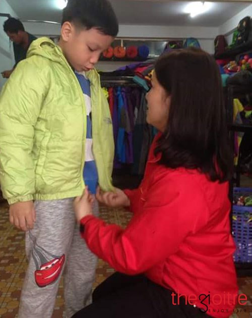 Không chỉ là các cặp bạn trẻ đang hẹn hò, mà còn có những ông bố dắt tay con gái đến, những chàng trai lần đầu được tự tay mặc đồ cho mẹ… Ngày trước, khi mẹ, khi cha cởi áo cho con, từng ly từng tí động tác phải vừa nâng niu vừa yêu thương, vừa chu đáo và kiên nhẫn, sơ sẩy một chút là đau, mạnh tay một chút là trầy, thiếu lực một chút là rối. Đó tình cảm, là kỳ vọng, là hạnh phúc, là điều thiêng liêng. “Cởi” lúc ấy là cả một biển trời thương yêu.