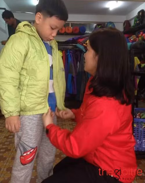 Không chỉ là các cặp bạn trẻ đang hẹn hò, mà còn có những ông bố dắt tay con gái đến, những chàng trai lần đầu được tự tay mặc đồ cho mẹ… Ngày trước, khi mẹ, khi cha cởi áo cho con, từng ly từng tí động tác phải vừa nâng niu vừa yêu thương, vừa chu đáo và kiên nhẫn, sơ sẩy một chút là đau, mạnh tay một chút là trầy, thiếu lực một chút là rối. Đó tình cảm, là kỳ vọng, là hạnh phúc, là điều thiêng liêng. “Cởi” lúc ấy là cả một biển trời thương yêu.