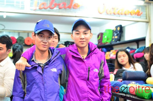 Chia sẻ về ý tưởng tổ chức chương trình, anh Hoàng Ngọc Huỳnh – chủ cửa hàng cho biết: “Tôi rất vui vì ngay trong ngày đầu tiên khai trương cửa hàng, chúng tôi đã nhận được rất nhiều sự ủng hộ cho cả chương trình “Cởi áo cho người yêu thương”. Ý tưởng tạo nên chương trình này là bởi vì cá nhân tôi cảm thấy những ngày cuối năm mọi người ai cũng phải chạy đua với thời gian, bận rộn hơn với công việc. Bởi vậy, chương trình hy vọng mọi người sẽ tạm dừng lại đôi chút và “biến yêu thương thành hành động”, tự tay thể hiện sự quan tâm đối với những người thân yêu quanh mình.”