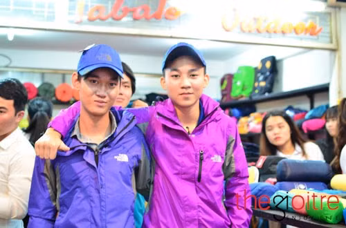 Chia sẻ về ý tưởng tổ chức chương trình, anh Hoàng Ngọc Huỳnh – chủ cửa hàng cho biết: “Tôi rất vui vì ngay trong ngày đầu tiên khai trương cửa hàng, chúng tôi đã nhận được rất nhiều sự ủng hộ cho cả chương trình “Cởi áo cho người yêu thương”. Ý tưởng tạo nên chương trình này là bởi vì cá nhân tôi cảm thấy những ngày cuối năm mọi người ai cũng phải chạy đua với thời gian, bận rộn hơn với công việc. Bởi vậy, chương trình hy vọng mọi người sẽ tạm dừng lại đôi chút và “biến yêu thương thành hành động”, tự tay thể hiện sự quan tâm đối với những người thân yêu quanh mình.”