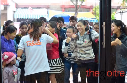Trước giờ khai trương, mặc dù trời mưa to, đã có hàng chục người đến xếp hàng tham gia chương trình.