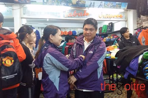 Ngày trước, khi thương một người, mua một chiếc áo khoác màu đỏ, thấy áo màu xanh người thương thích, cũng cười mỉm mua về tặng người. Để người mặc ấm lòng. Để người nhìn ấm dạ. “Mặc” lúc ấy là cả một khoảnh khắc yêu thương.