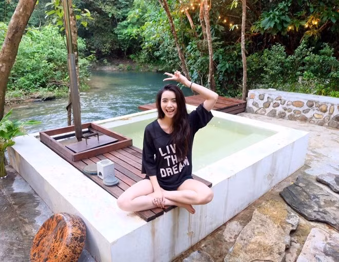 Cô gái 21 tuổi xinh đẹp, nhí nhảnh trong những khoảnh khắc đời thường.