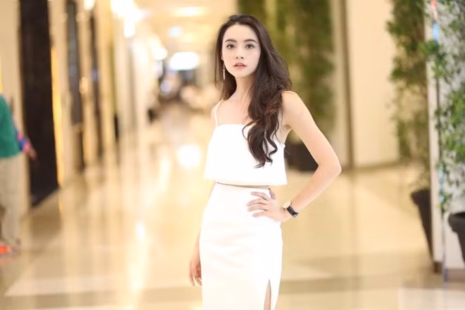 Mookda từng là gương mặt trang bìa cho một tạp chí tại Nhật Bản. Cô lấn sân sang mảng phim ảnh vào năm 2016 và trở thành diễn viên nổi bật trên truyền hình Thái Lan.