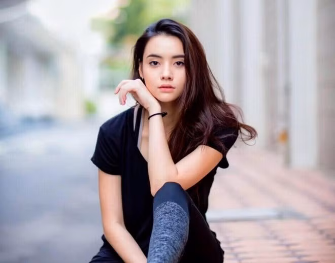 Mookda Narinrak hiện theo nghiệp người mẫu, diễn viên ở xứ sở chùa vàng. Bên cạnh đó, cô cũng có niềm đam mê với nhảy hiện đại, vẽ và chơi piano.