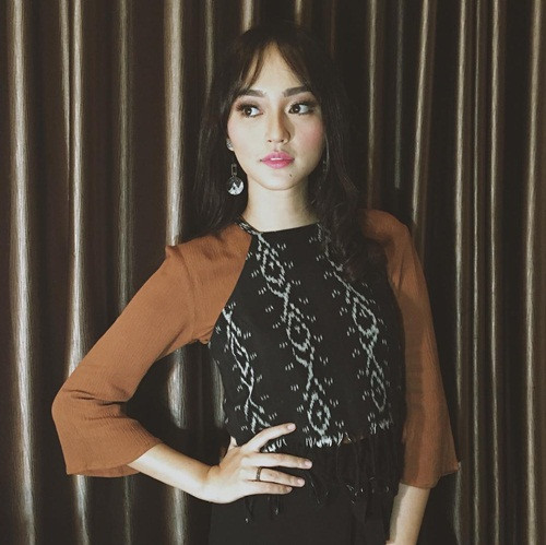 Hiện tại, Indah Kusuma đã sở hữu gần 160.000 người theo dõi trang Instagram cá nhân. Mỗi bức ảnh của cô nàng đều nhận được cả chục ngàn lượt yêu thích và chia sẻ.